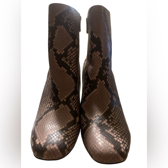 Animal Print Steve Madden Women’s Brown Ankle Heeled Booties 8.5 Pre- Owned. - Picture 2 of 10